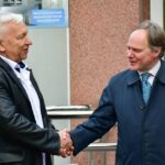 ПОСОЛ ВЕЛИКОЇ БРИТАНІЇ ПІД ЧАС ВІЗИТУ У ЧЕРНІГІВ ДИВИВСЯ ЯК ВІДНОВЛЮЄТЬСЯ МІСЬКА ЛІКАРНЯ №3